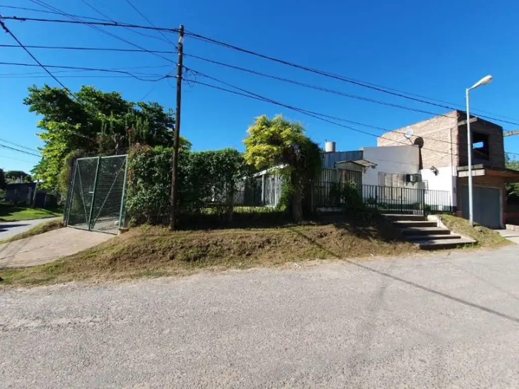 Casa en esquina, dos dormitorios, dos baños. Marcos Paz y Gdor Sola