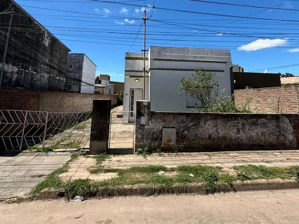 SE VENDE CASA A REFACCIONAR CON GRÁN TERRENO