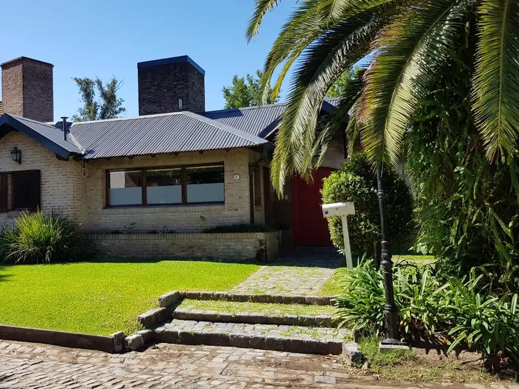 Don Torcuato - B° Estancia Alvear. Chalet 3 dorm. Play, Jardin, Quincho y Pileta. Lote de 894 m2