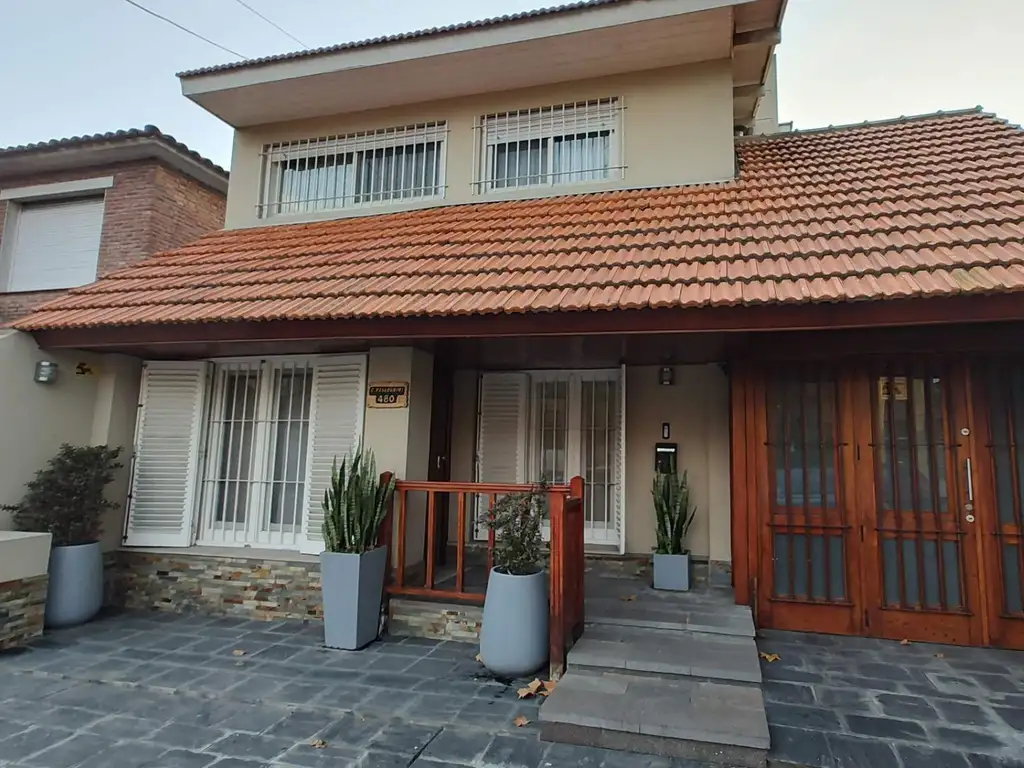 EXCELENTE CHALET 5 AMB A NUEVO C/JARDIN Y PILETA CLIMATIZADA