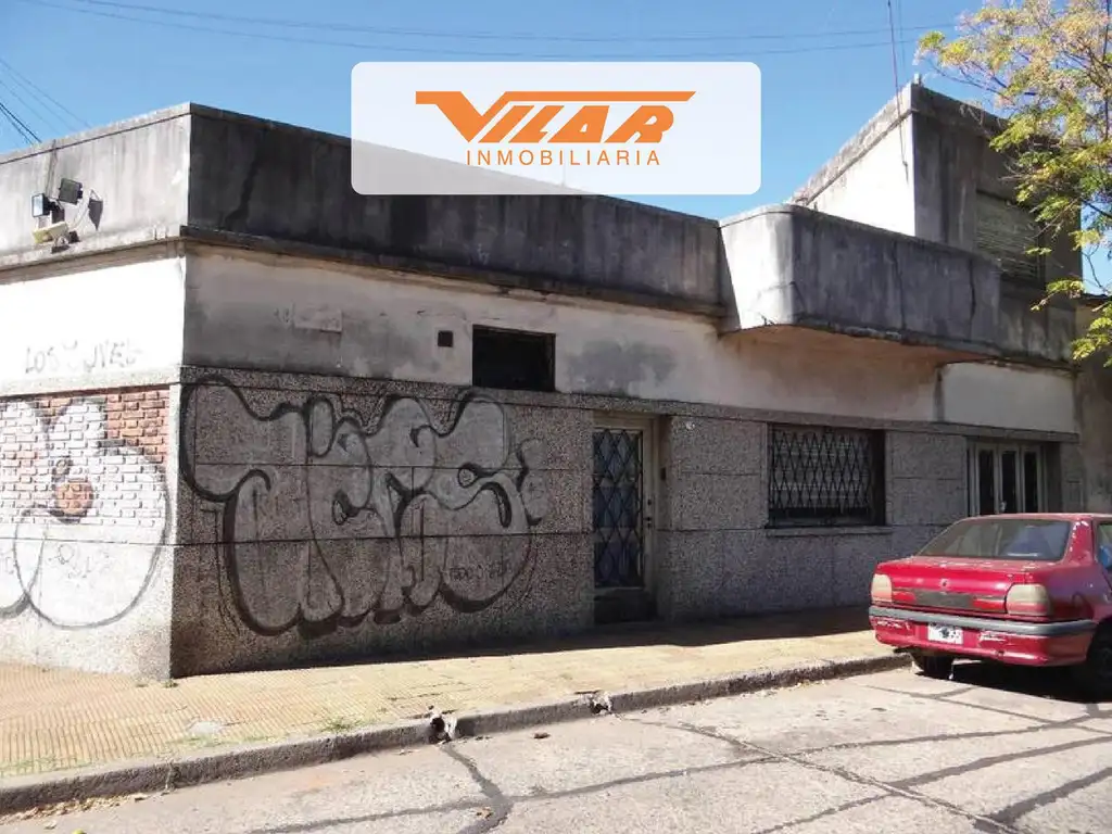 Casa a refaccionar en esquina sobre lote propio de 138 mts2, con garage