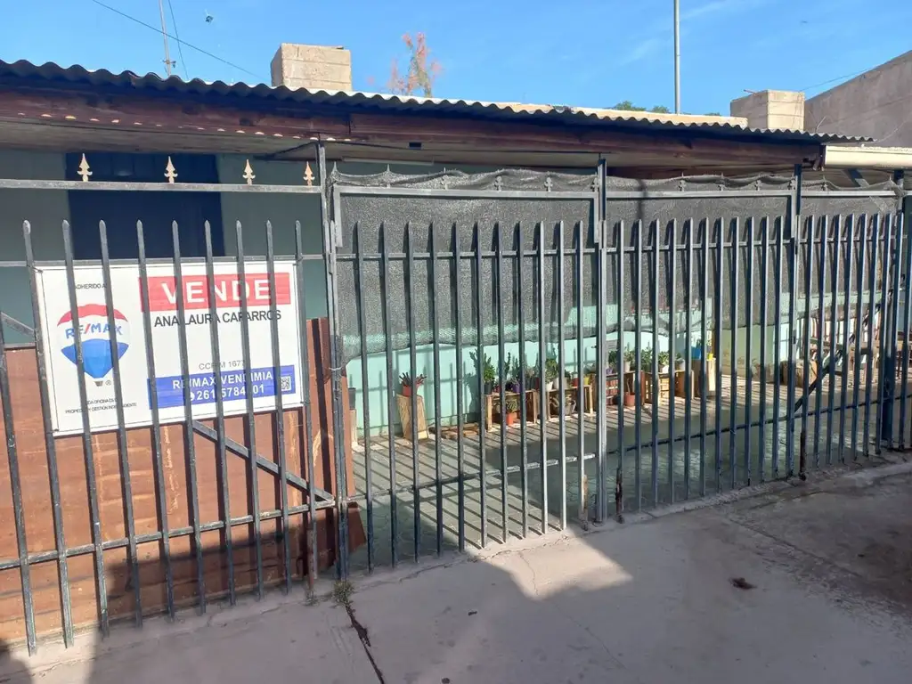 REMAX VENDE CASA EN BARRIO AMIGORENA LAS HERAS