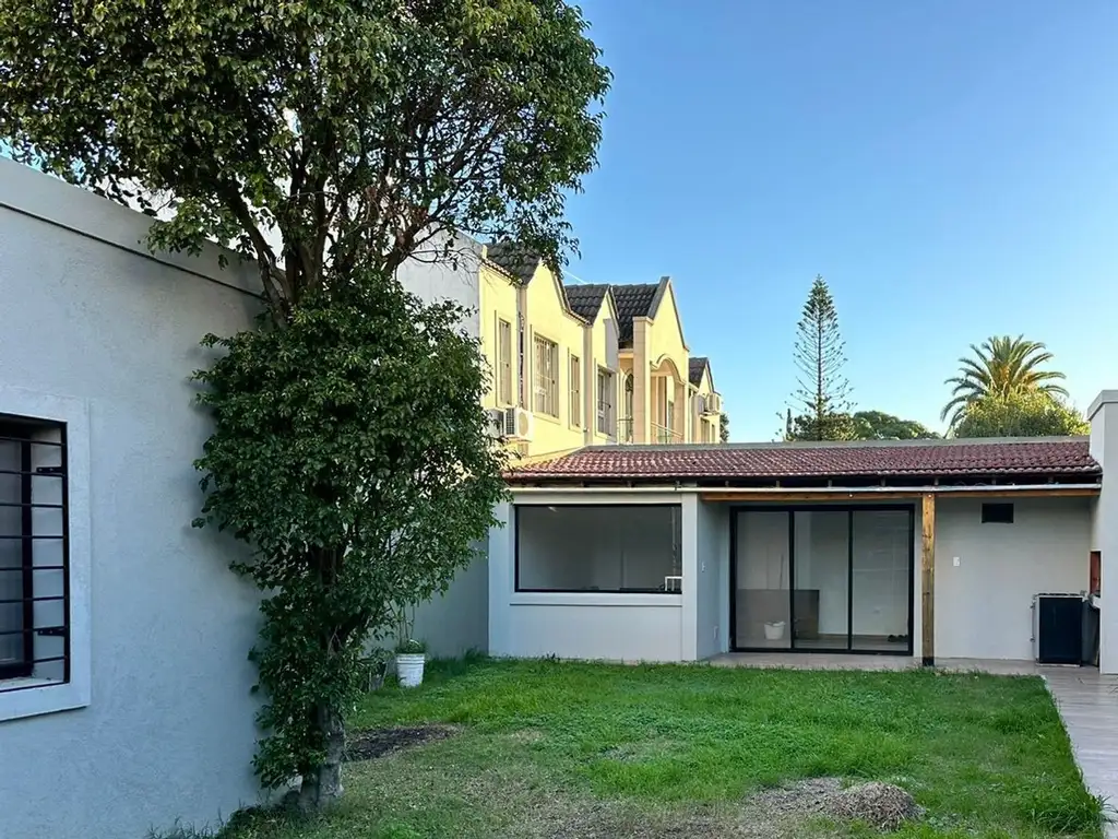 VENTA CASA 4 AMB, JARDÍN Y QUINCHO, DOS COCHERAS