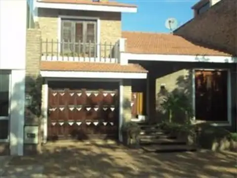 Chalet en Venta.Centrico.Amplias Comodidades.Servicios *