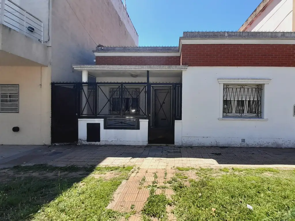 En Venta  Casa 3 Amb. A 1 Cuadra De La Estacion