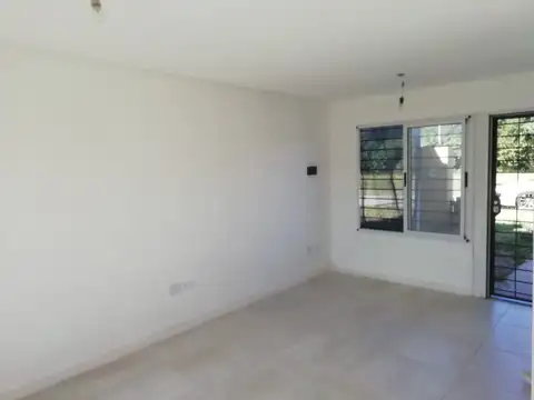 Vendo Dúplex con dos dormitorios, patio y cochera