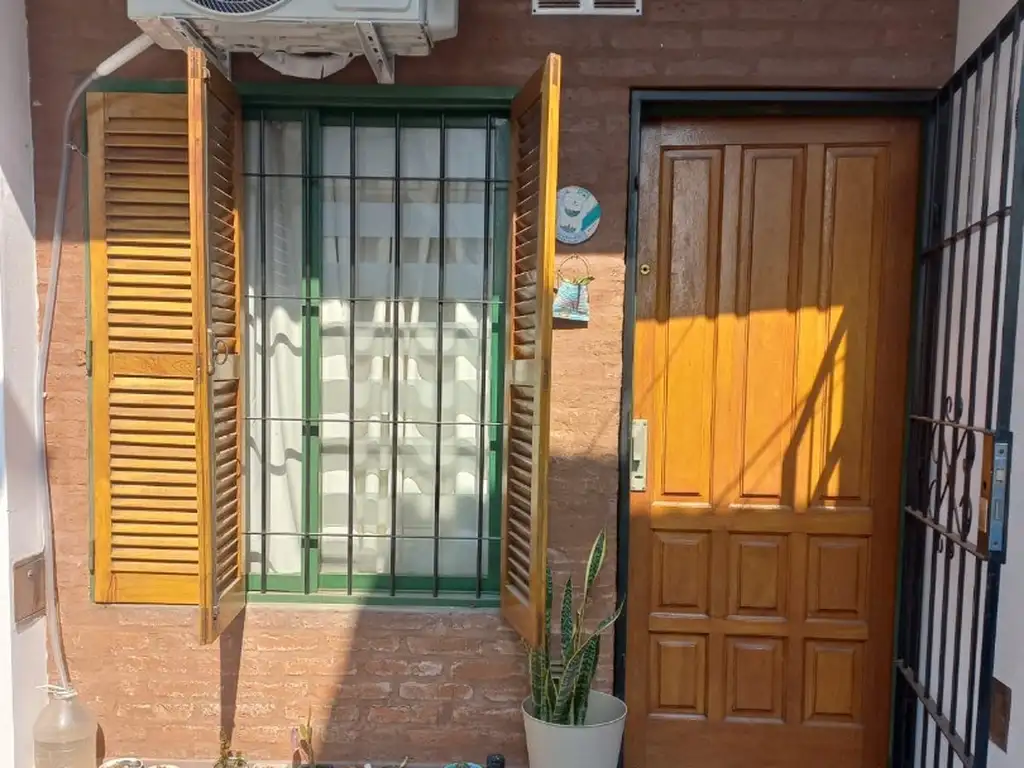 Duplex en venta Ramos mejia sobre la calle Florencio Varela, 2 ambientes con patio