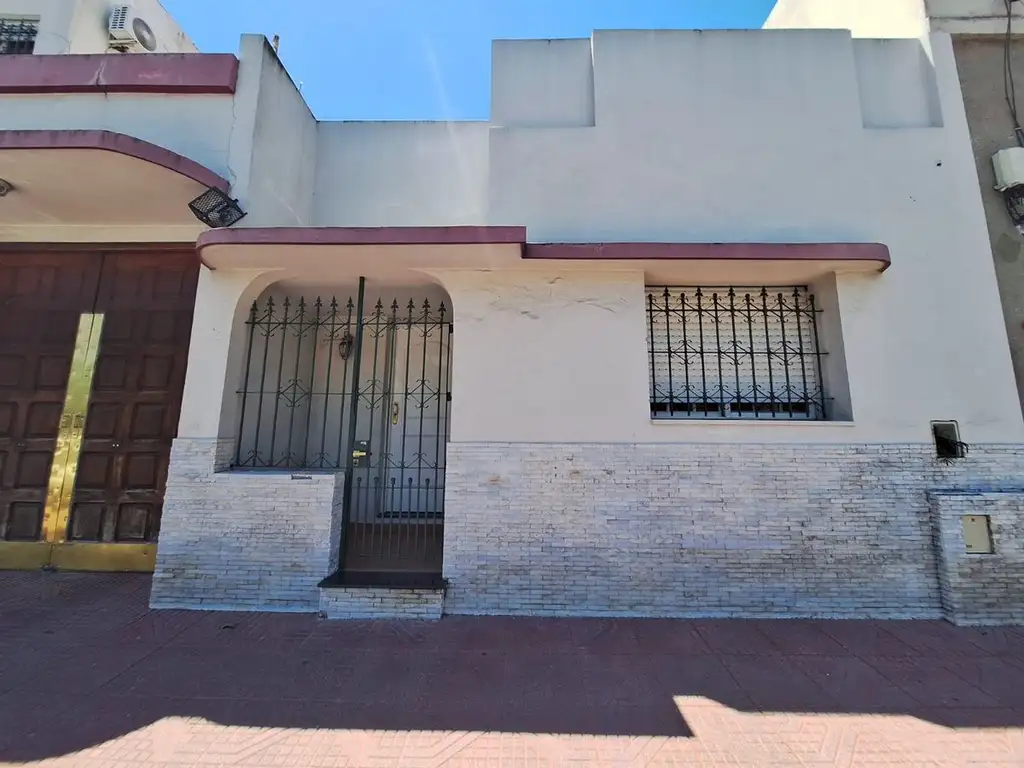 CASA EN VENTA AVELLANEDA 2 DORMITORIOS CON TERRAZA