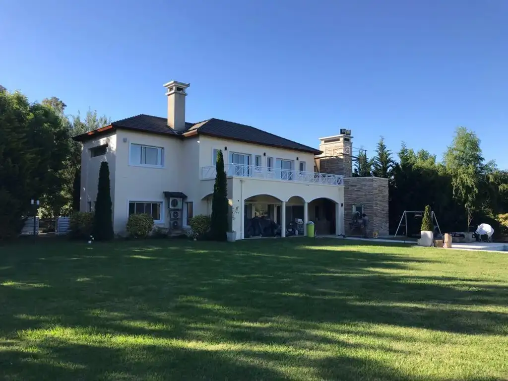 CASA EN DOS PLANTAS CUATRO DORMITORIOS Y PISCINA EN HARAS DEL SUR UNO.