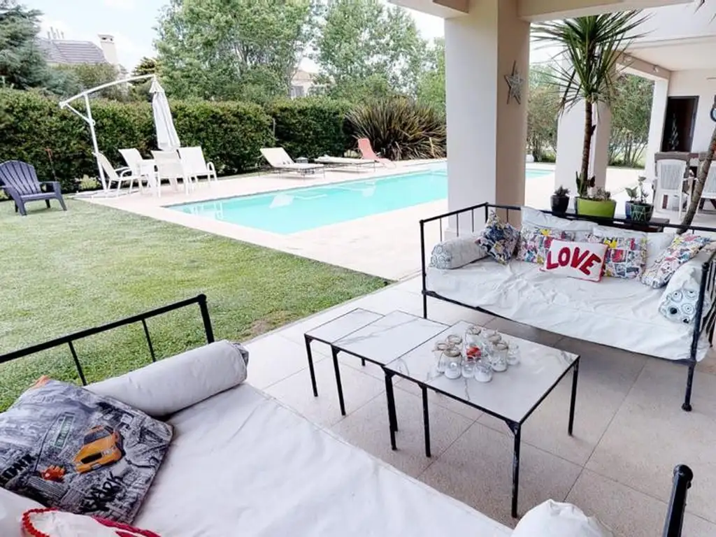 Casa en Venta - 8 ambientes - USD 1.890.000