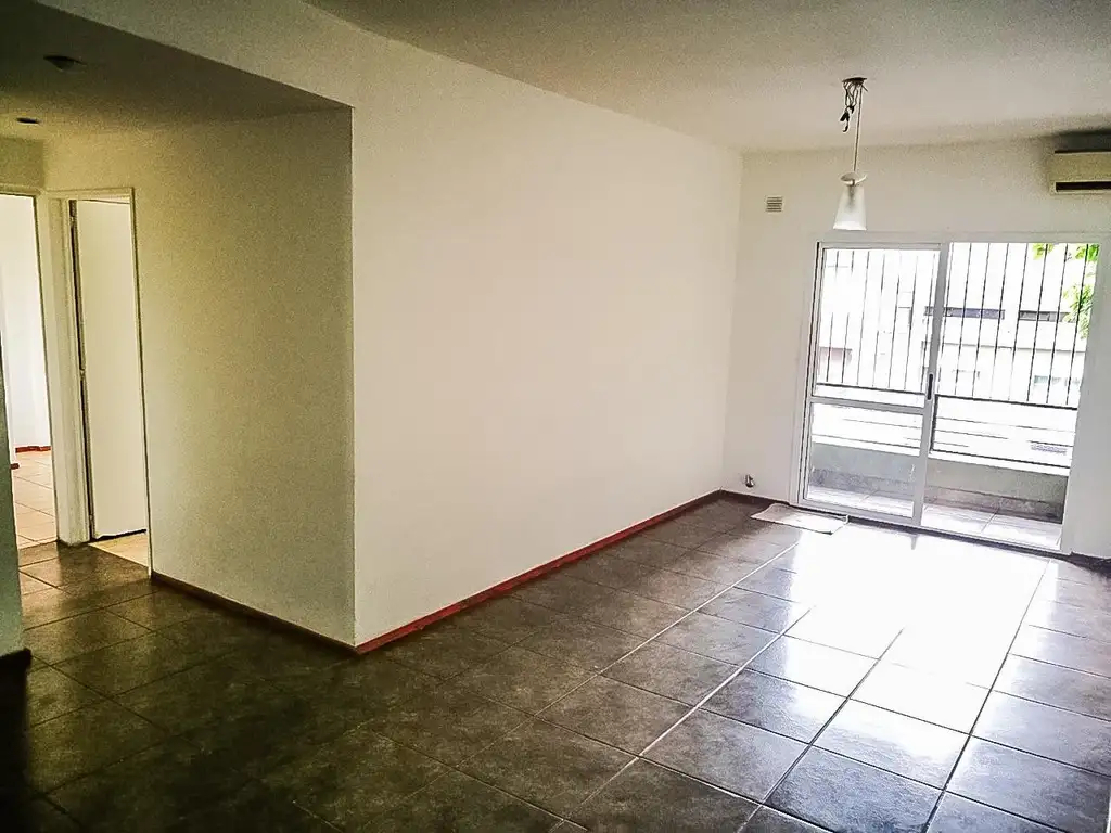 SE VENDE 3 amb. 71m2 tot.  M/Bueno, Frente, Balcón, 2baños. URG (CONVERS.)