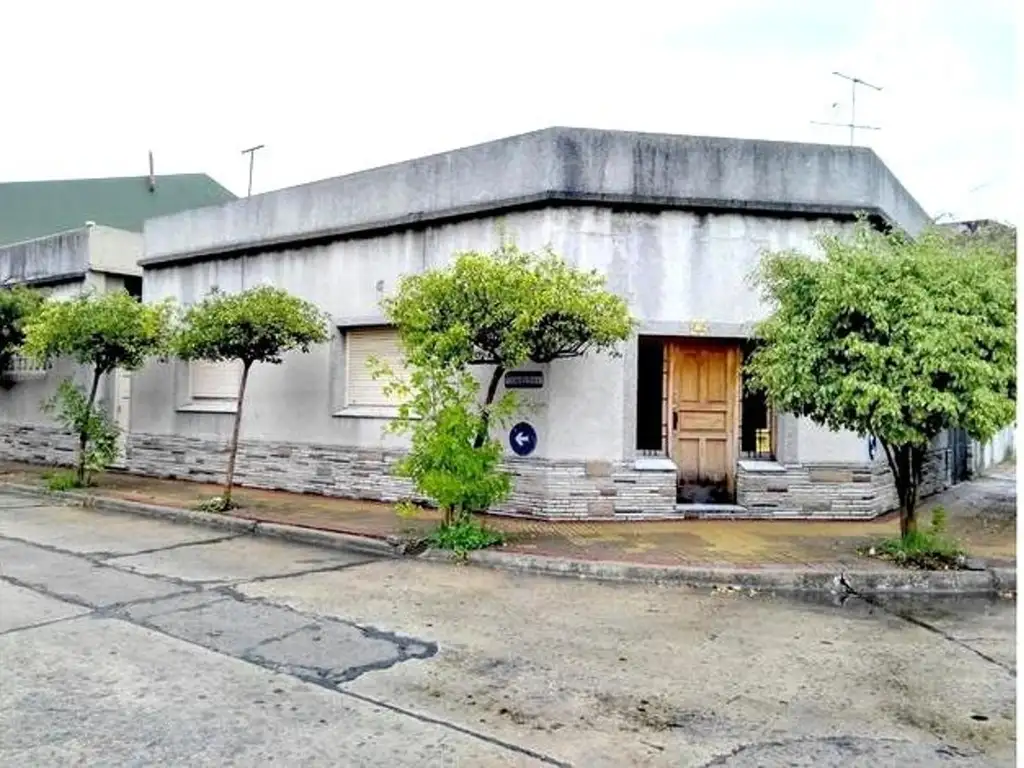 Casa con galpon c/entrada por 2 calles en Avellaneda