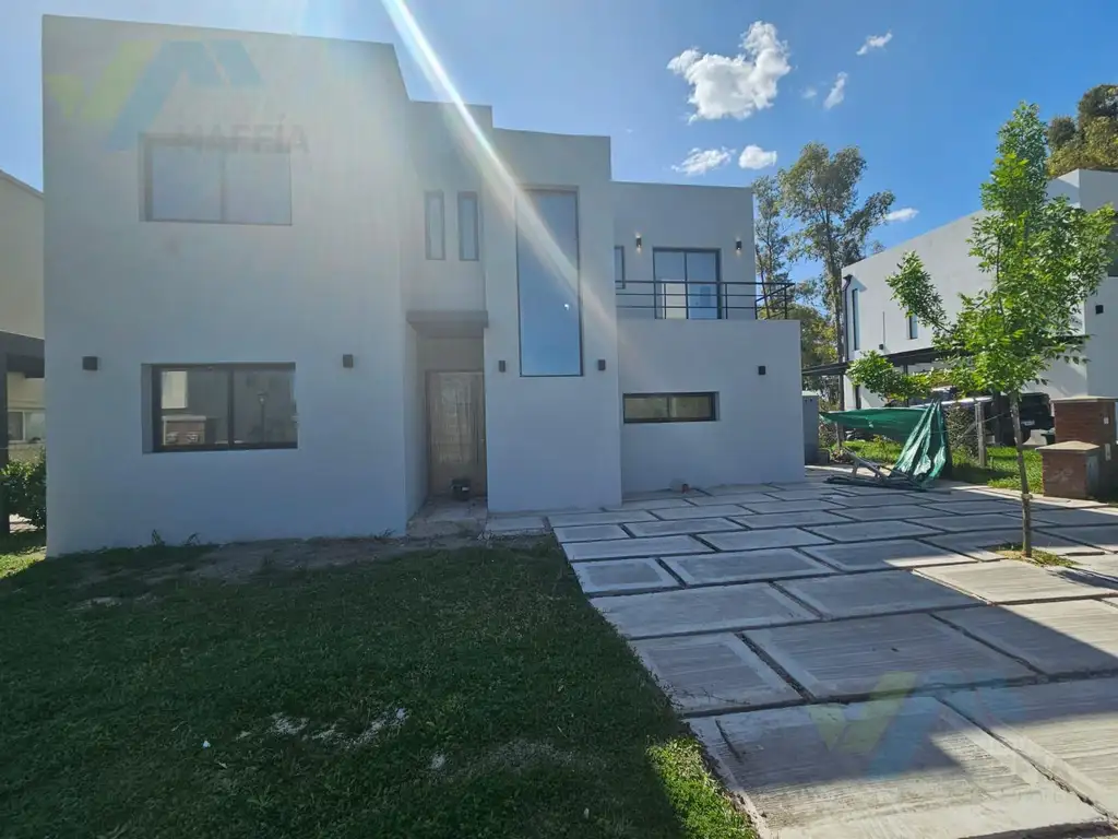 Casa en venta 5 habitaciones -  Santa Lucia - Pilar del Este