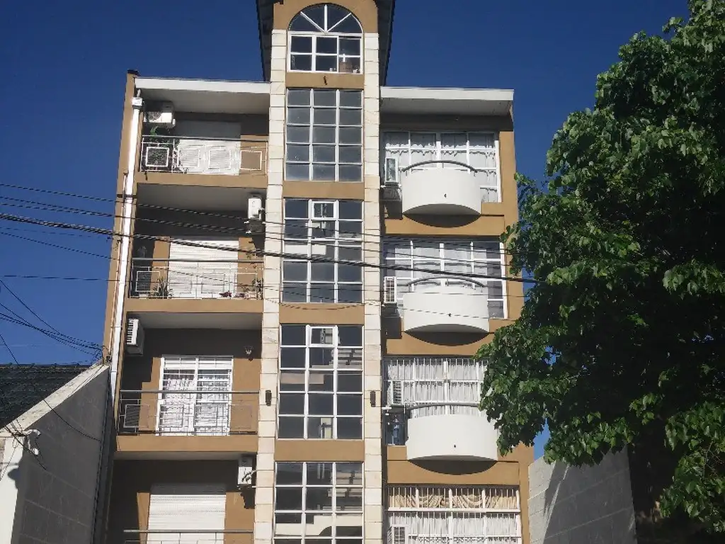 Excelente Piso de 4 ambientes con 2 cocheras