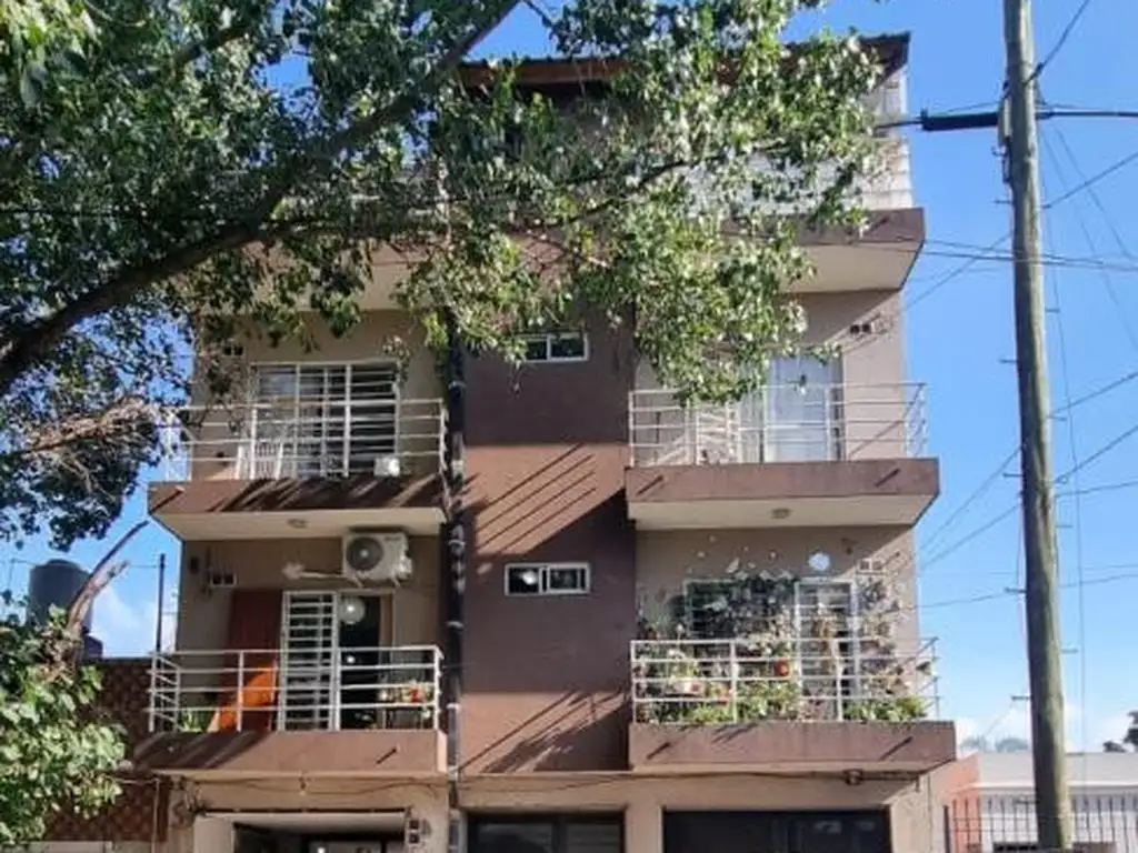 En Venta en Caseros Oportunidad Depto. de 1 amb. con balcon corrido en 2do Piso. F:  9844