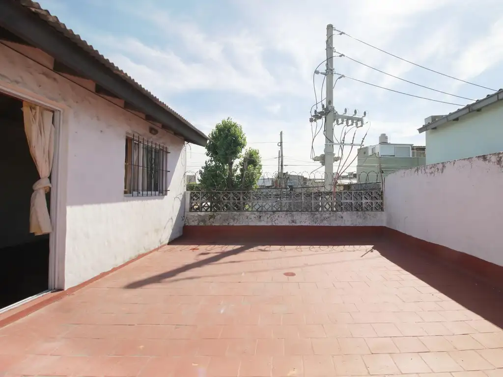 Casa  en venta reciclada de 2 ambientes en Crucesita - Avellaneda, patio, terraza y quincho