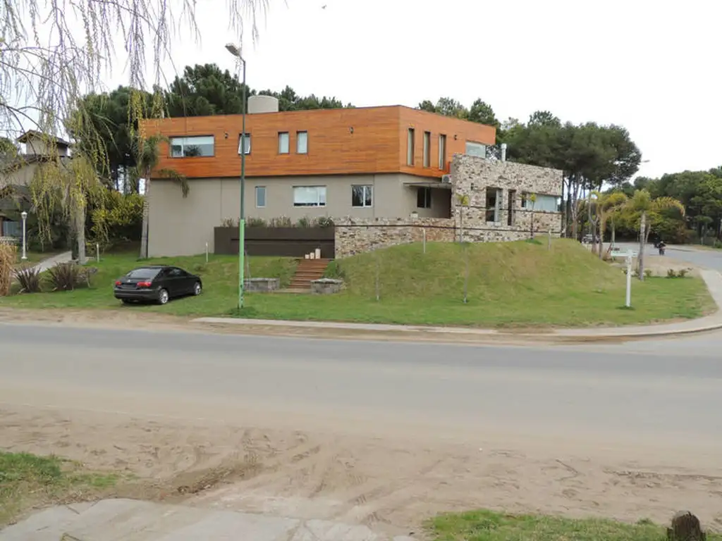 HERMOSA CASA EN VENTA EN PINAMAR CENTRO