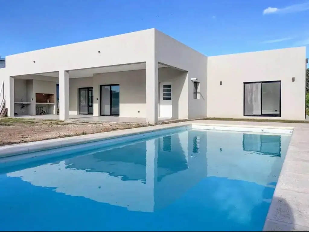 HERMOSA CASA EN UNA PLANTA EN LOTE INTERNO EN SAN MATIAS