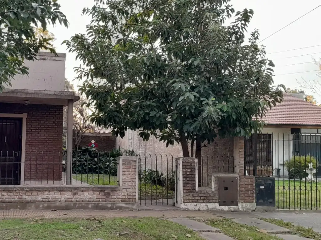 CASA EN VENTA - 3 DORMITORIOS