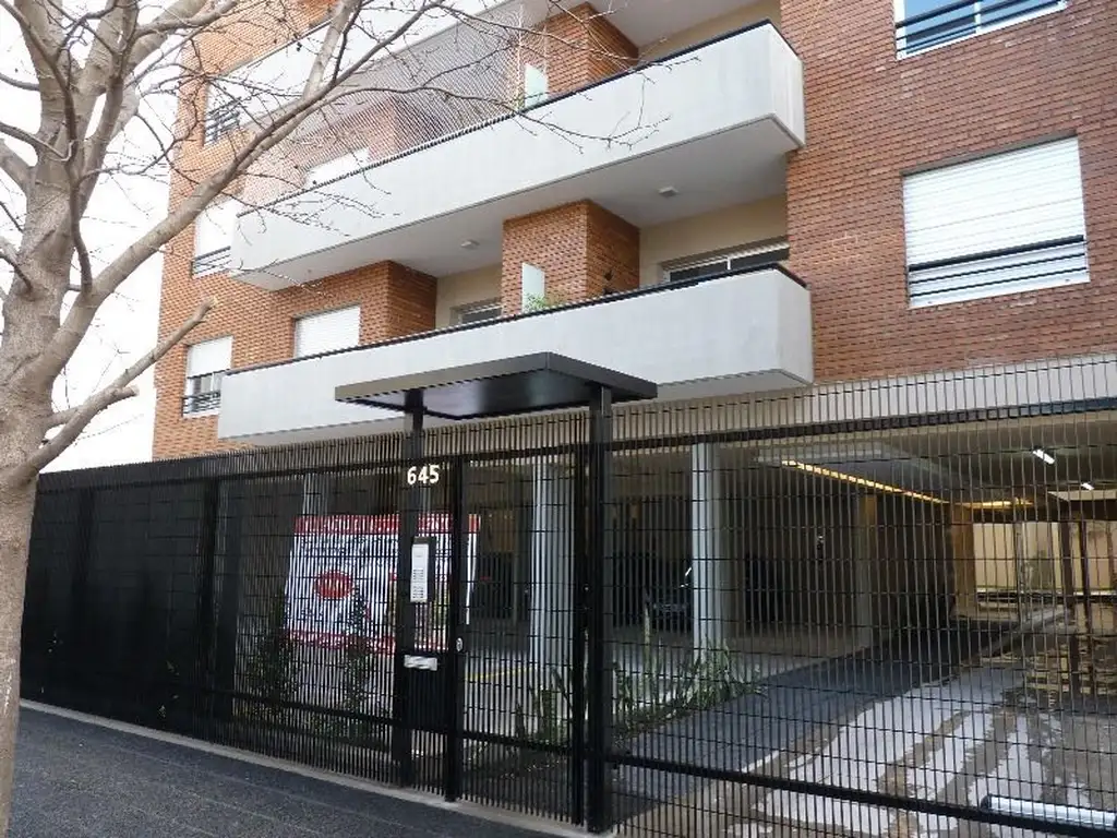 La Lucila - zona estación cochera descubierta en edificio.