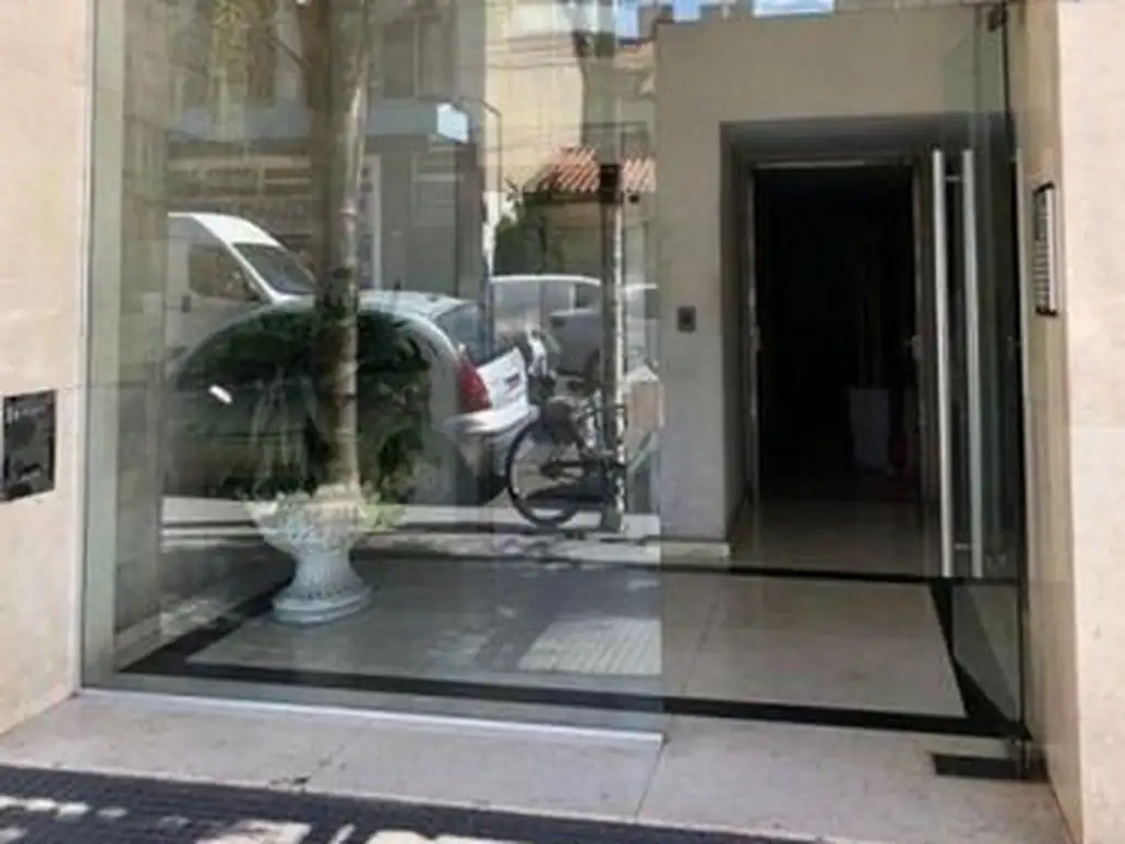 Venta De Departamento De Tres Ambientes En Caseros Centro