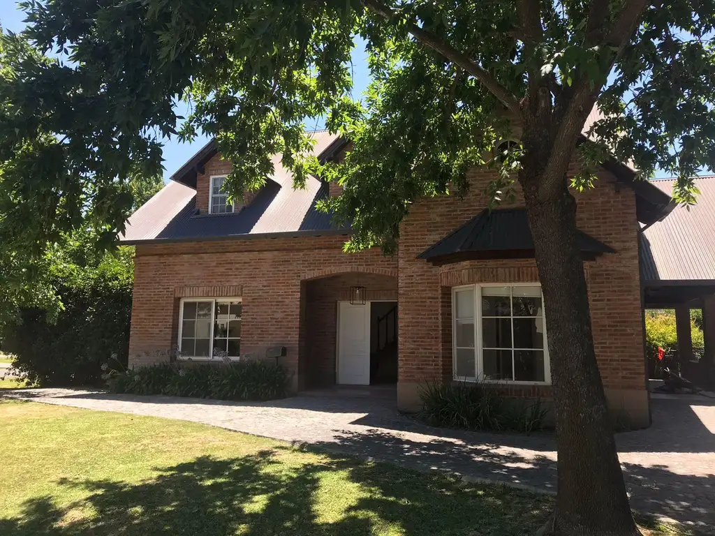 Casa en alquiler anual en Los Jazmines Pilar del Este