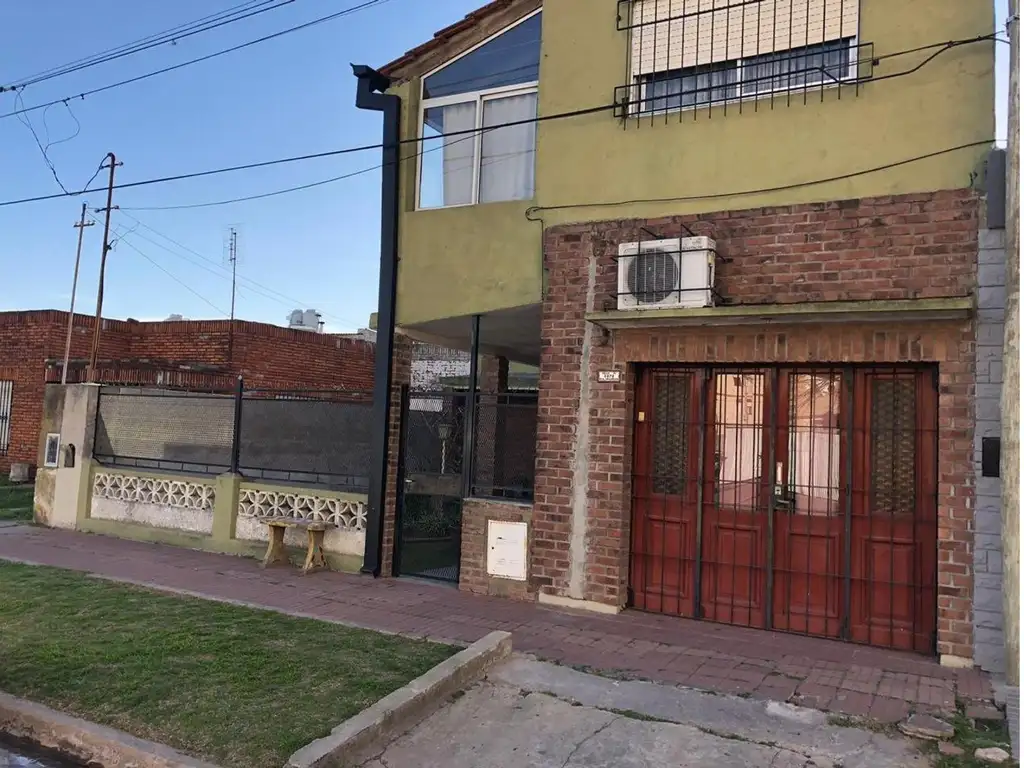 Venta de casa con local/departamento, calle 19 e/ 2 y 106.