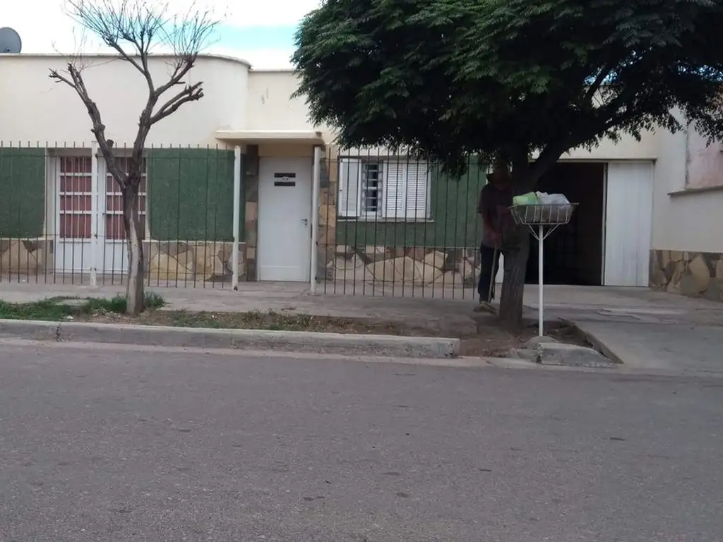 SE VENDE CASA 2 DORMITORIOS GUTIERREZ - MAIPU