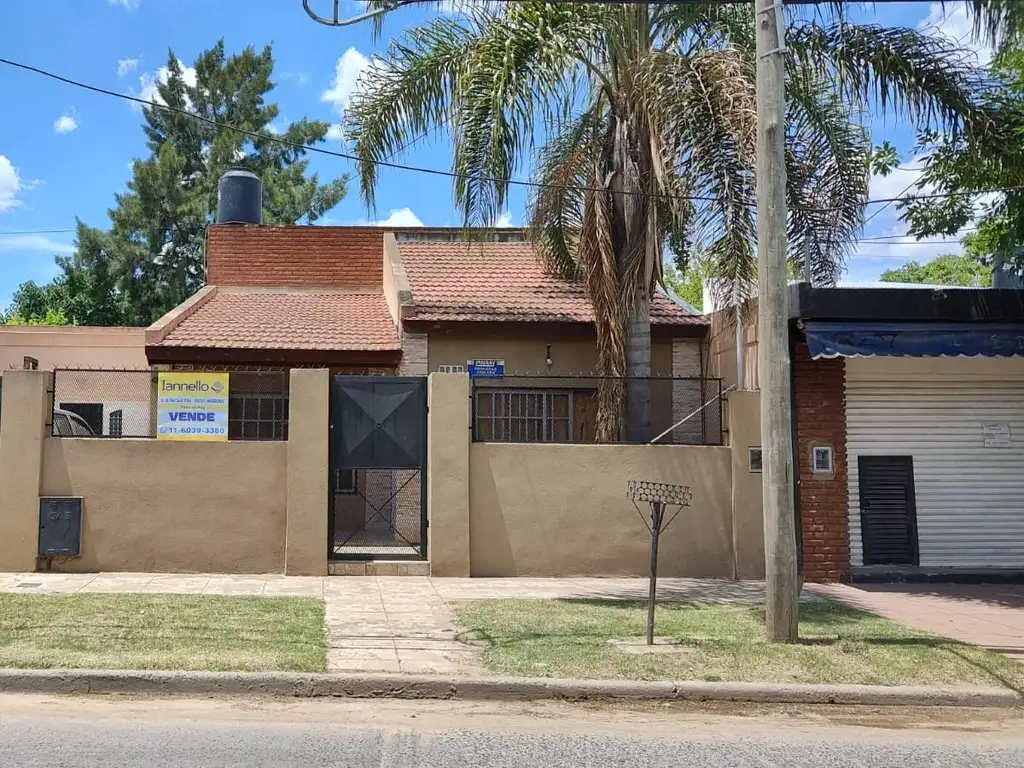 Hermosa casa en venta con fácil acceso a autopista cercana a estación de tren linea Sarmiento