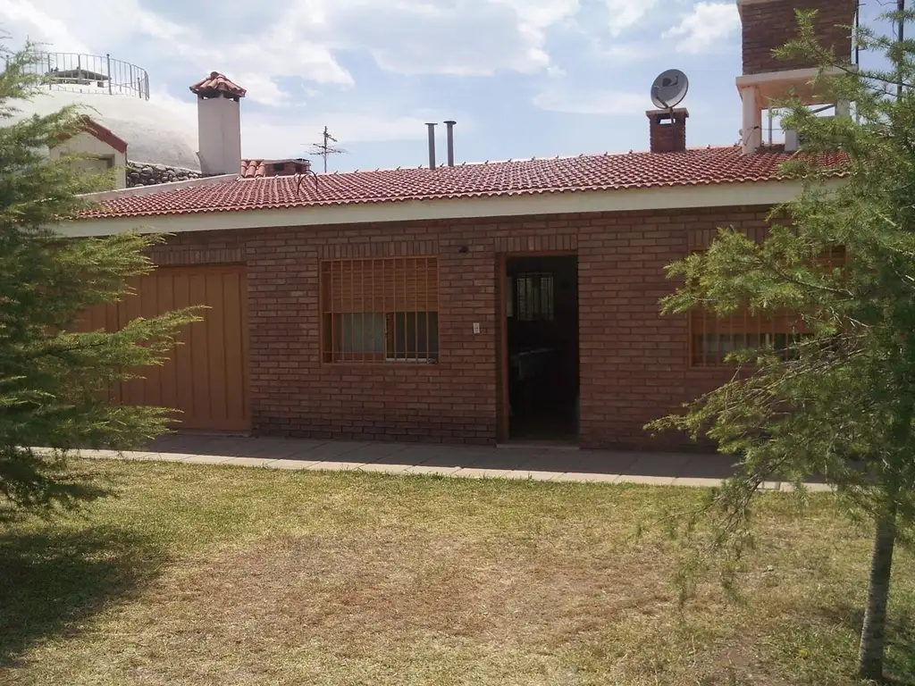 "Gran Casa con hermosa vista al lago y las sierras"