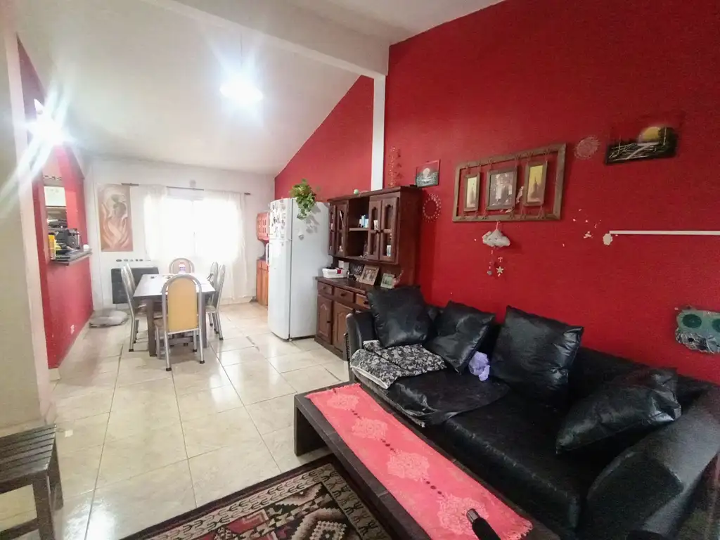 VENTA CASA 4 AMB CON PATIO Y COCHERA BERAZATEGUI