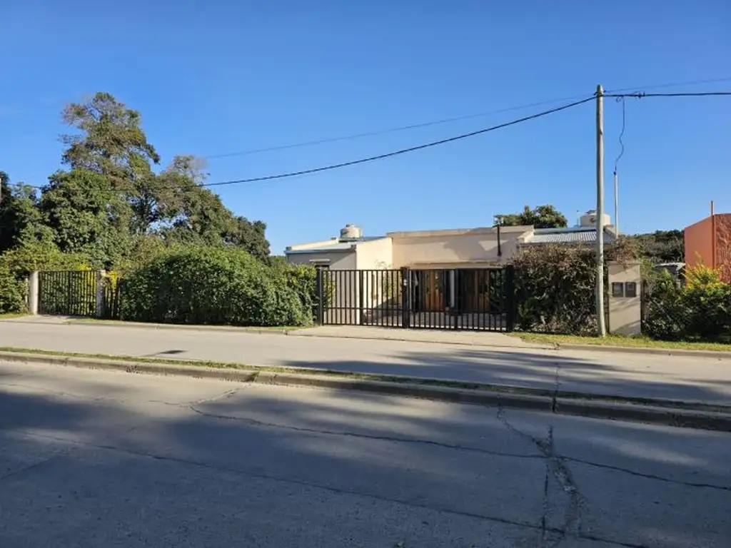 Dos casas de dos dormitorios, con excelente ubicación. Av. Esteban Lonne