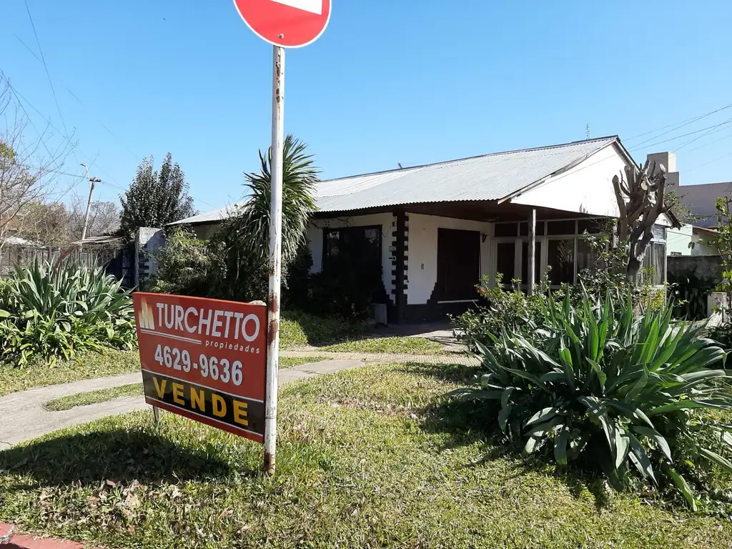 CASA EN LOTE PROPIO CASTELAR NORTE MUY BUENA UBICACION