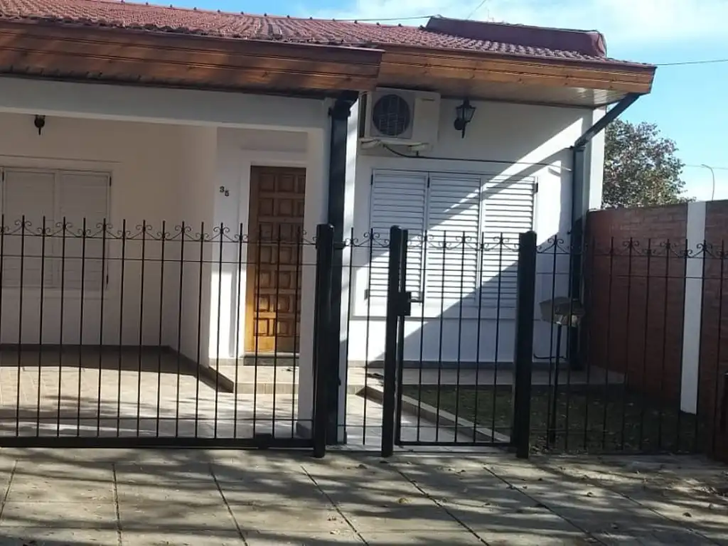 CASA 3 AMB. CON GARAJE Y PARQUE 80M2 APROX. BARRIO UNO EZEIZA HERMOSA UBICACION