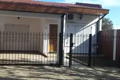 CASA 3 AMB. CON GARAJE Y PARQUE 80M2 APROX. BARRIO UNO EZEIZA HERMOSA UBICACION