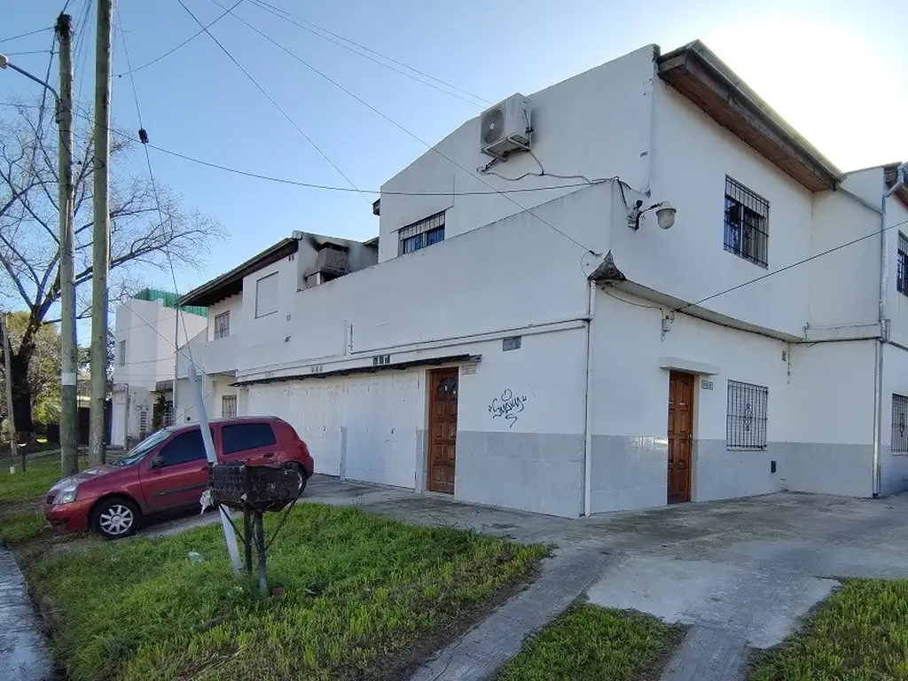 PH TIPO CASA DE 3 AMBIENTES EN PRIMER PISO AL FRENTE CON BALCON Y COCHERA CUBIERTA. 91M2. LLAVALLOL.