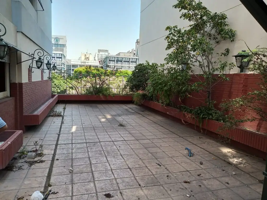 ESPECTACULAR DEPARTAMENTO    ÚNICO CON PATIO + TERRAZA + QUINCHO CON PARRILLA. UNA CASA