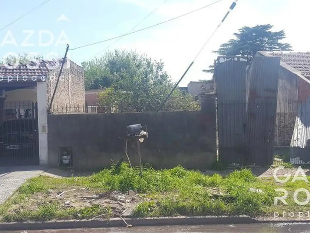 Amplio terreno con un galpon al fondo