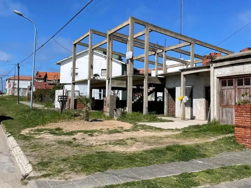 TERRENO CON LOSA DE H° A° A 100 MTS DE RUTA 11 Y LA PLAYA