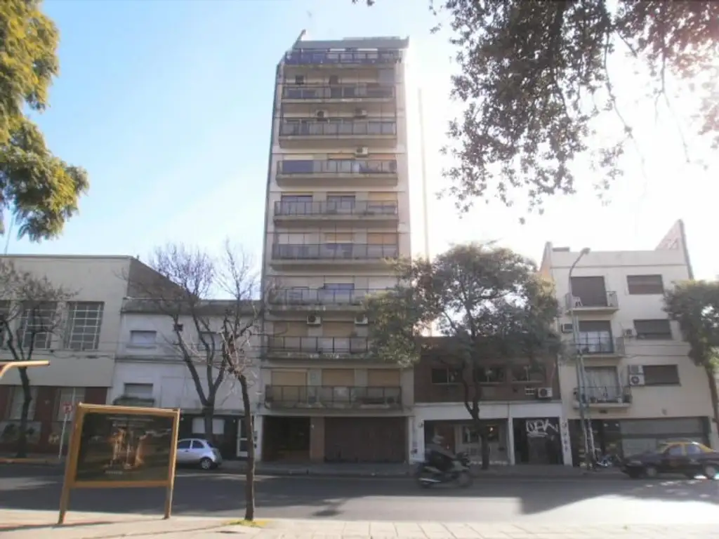 Impecable depto de cuatro ambientes, al frente, con balcon.