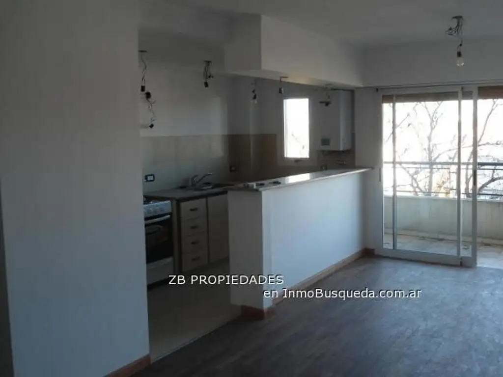 60 e/ 28 y 29: Depto de 2 dorm, amplio living, cochera desc.