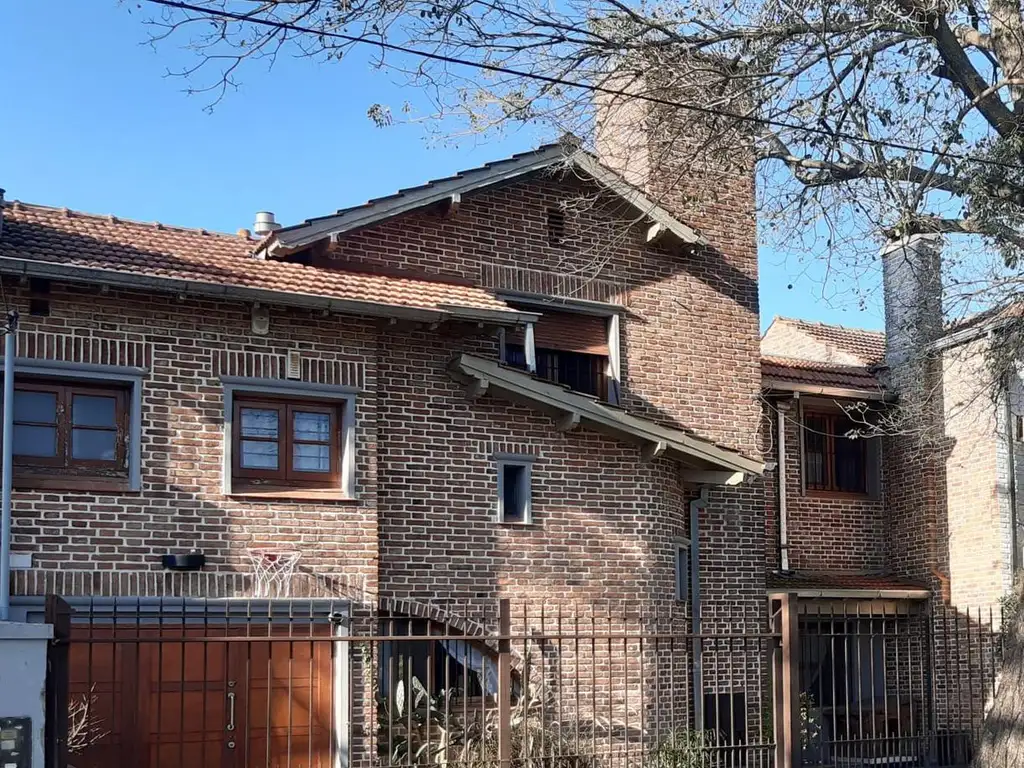 Casa en San Isidro de 4 ambientes con jardin y pileta climatizada - Venta Barrio Carreras