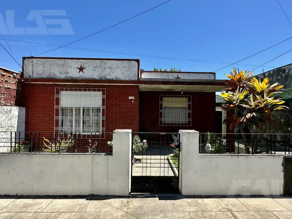 Casa en Moron, 3 ambientes, cochera, living, comedor, 2 dormitorios y departamento independiente