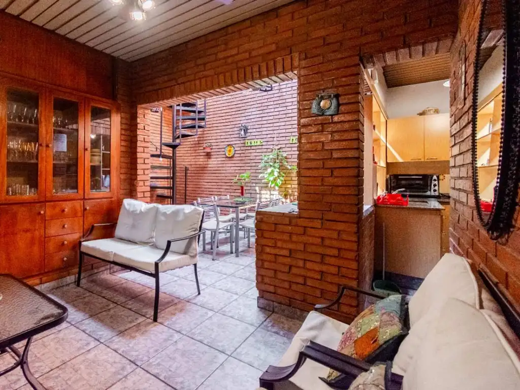 VENTA CASA 3 AMBIENTES C/COCHERA Y DEPEN VERSALLES