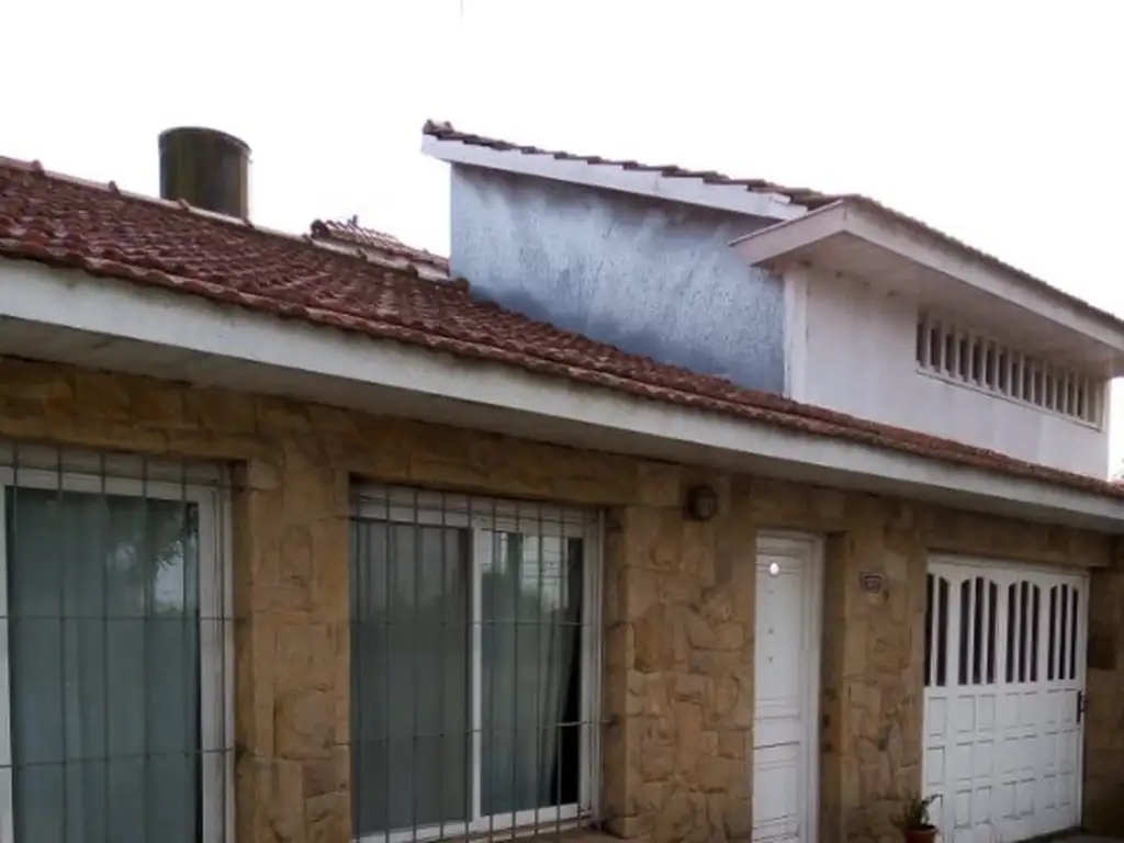 VENTA GRAN CHALET CON PILETA ZONA COLINA DE PERALTA RAMOS