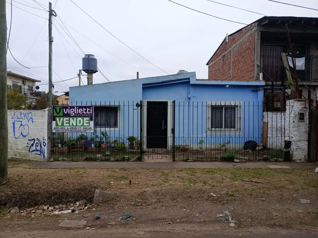 LOTE EN ESQUINA CON DOS DEPTOS DE TRES AMBIENTES U$S 74.000.-