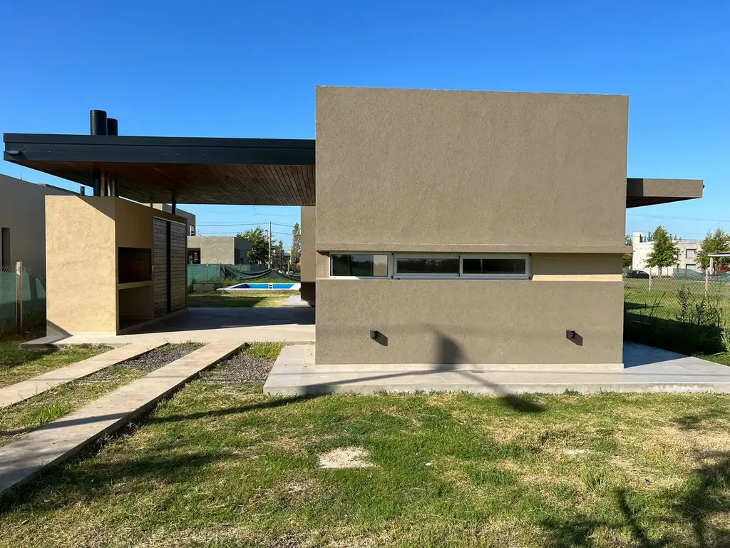 Casa de dos dormitorios con pileta. Las Casuarinas