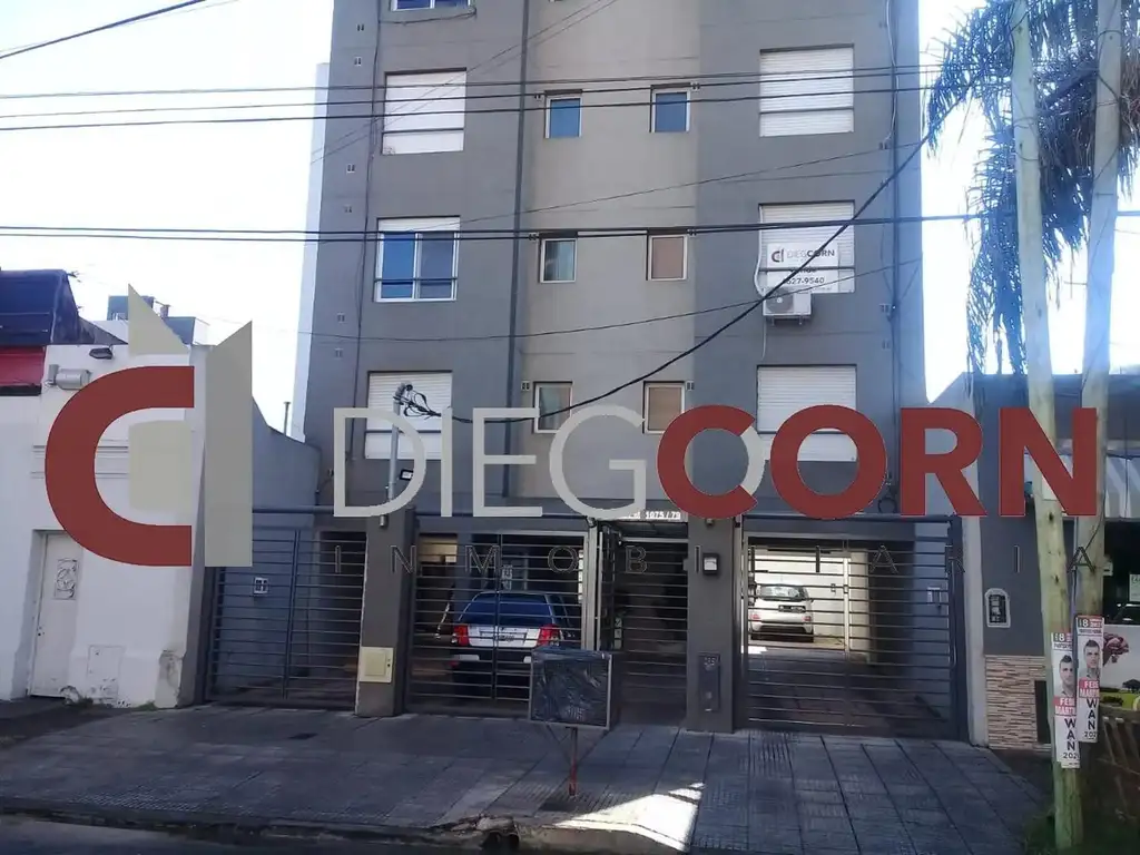 VENDO DEPARTAMENTO 2 AMBIENTES SEMIPISO CON COCHERA A 4 C. E