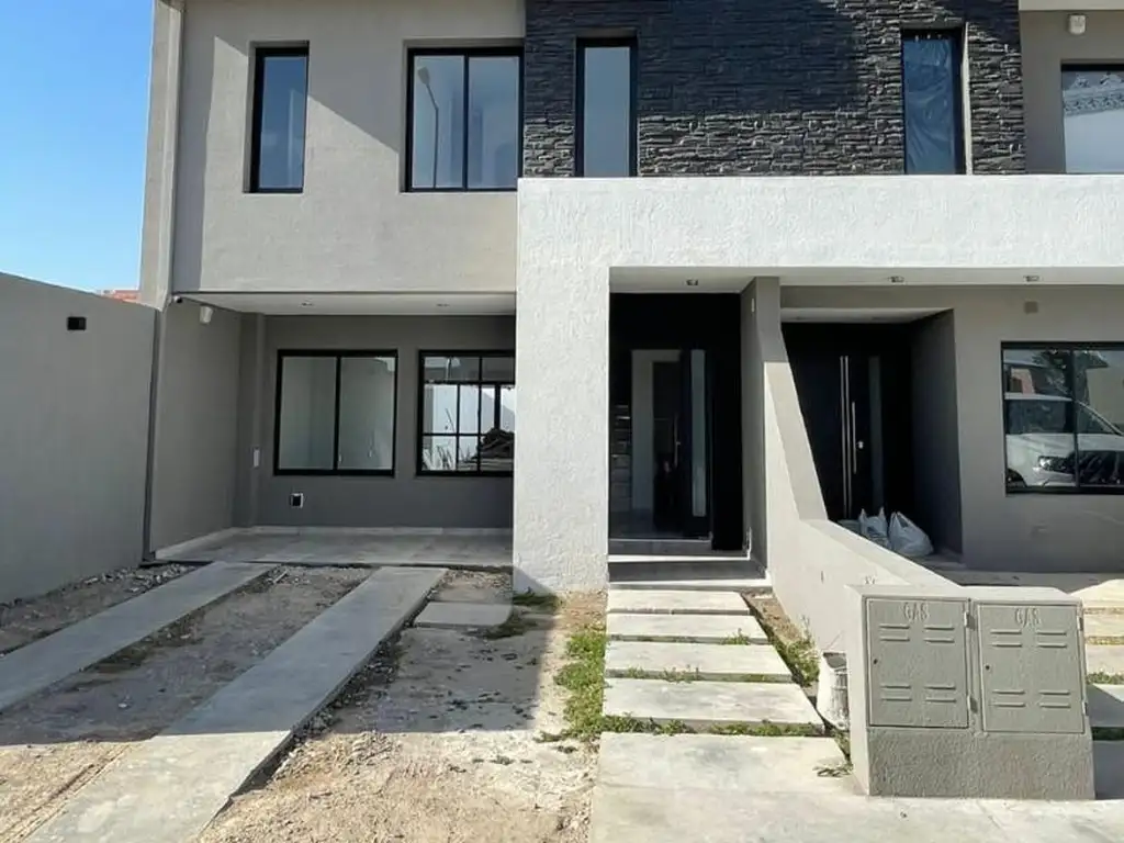 SE ALQUILA DUPLEX CON PILETA (FRENTE AL AEROPUERTO DE SALTA)