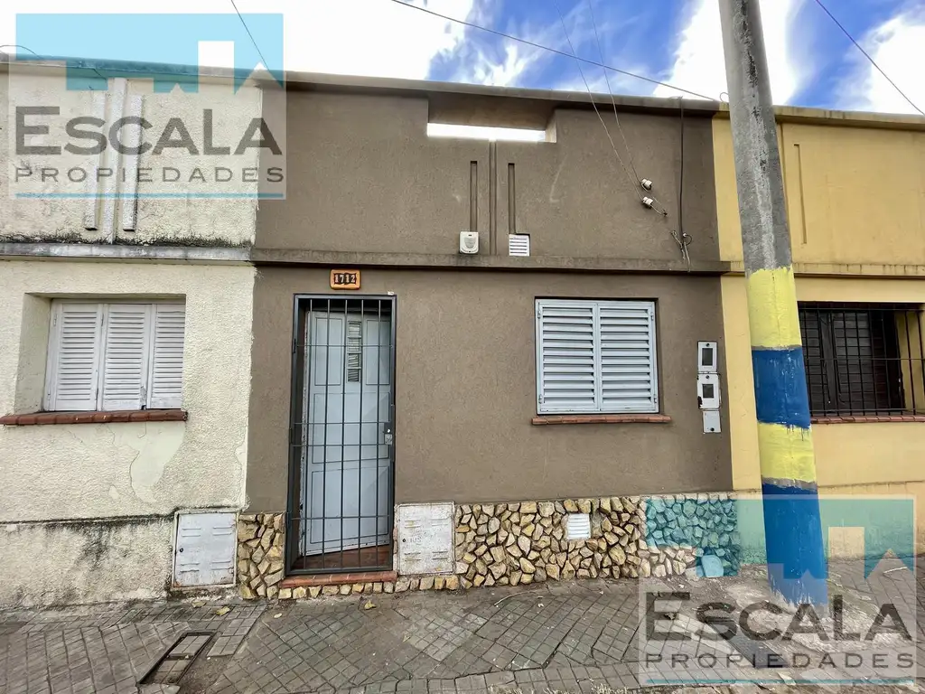 CASA DE UN DORM CON PATIO EN VENTA / ALQUILER